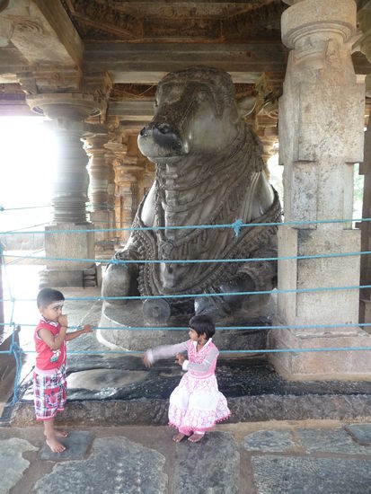 2 kleine Kinder vor Nandi Bullen