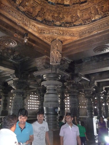 Viele Besucher im Tempel