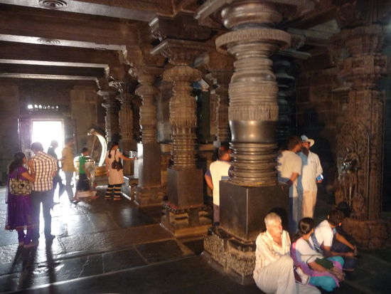 Viele Besucher im Tempel