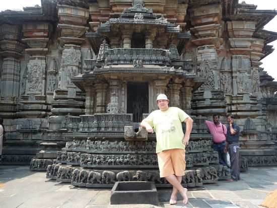 Ich im Chennakeshvara Tempel in Belur