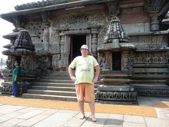 Ich im Chennakeshvara Tempel in Belur