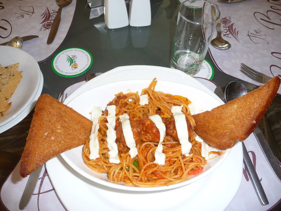 Chicken Spaghetti + Eisbecher siehe unten für 270 Rupie = 3,90 Euro