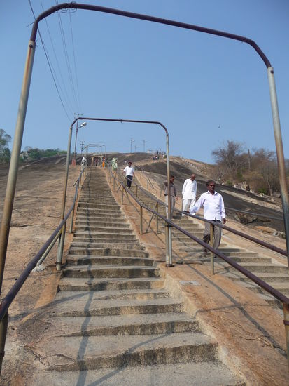 Unermüdlich geht es in praller Sonne die 620 Stufen hinauf