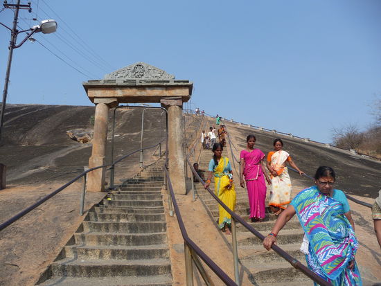 Die Frauen rechts haben es gut da sie den Aufstieg schon hinter sich haben 