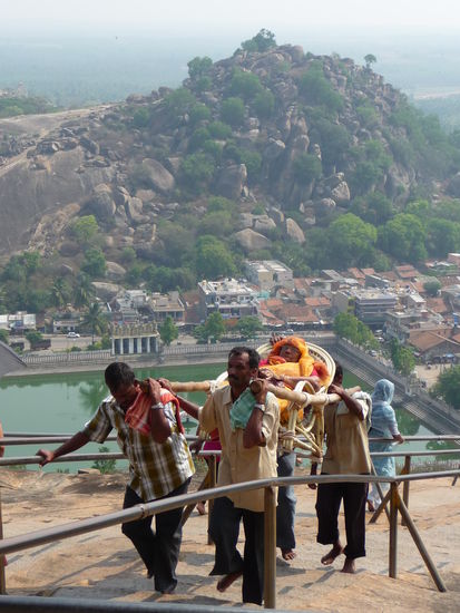 Hier läßt sich eine ältere Frau hinauf tragen ich verzichtete jedoch darauf