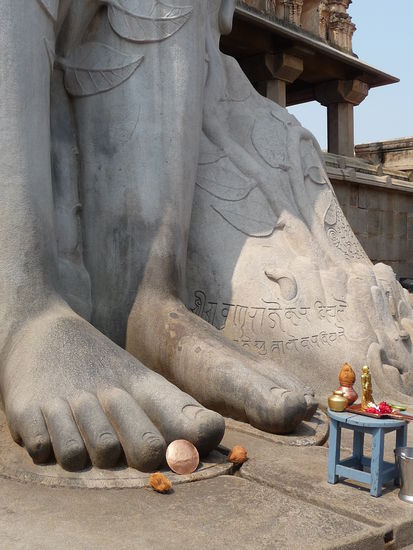 Die Füße der Gomateshvara Statue