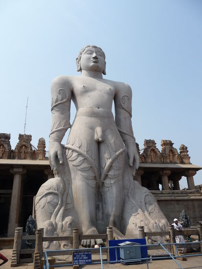 Gomateshvara Statue 17,50 m hoch - rechts unten neben der Statue im weißen Gewand steht ein Pilger zum Vergleich