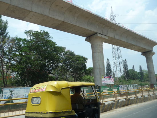 Überall große Baustellen wie hier für die Autobahn