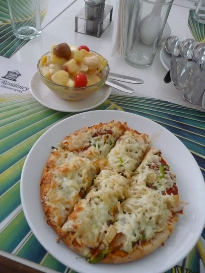 Mein Essen Pizza und Fruchtsalat für 240 Rupie = 3,40 Euro