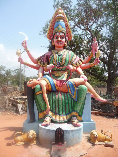 Götterfiguren bei Auroville