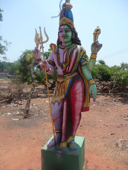 Götterfiguren bei Auroville