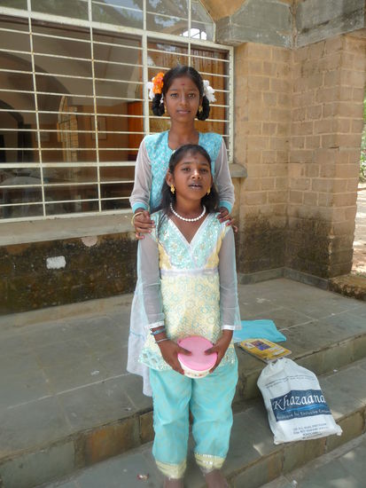Diese 2 netten Mädchen verteilten an die Besucher von Auroville Bonbons. Auch ich bekam welche in die Hand gedrückt.