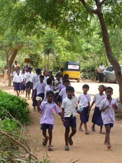 Schulkinder kommen zurück vom Besuch der Modelstadt Auroville