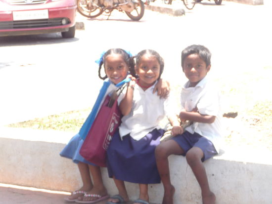 Schulkinder am Bahnhof von Ponchi