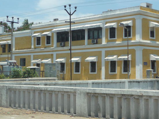 Stadtkanal mit französischen Kolonialgebäude