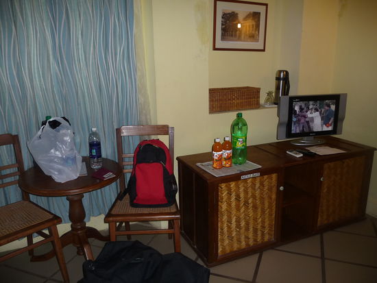 Zimmer mit TV und Kühlschrank