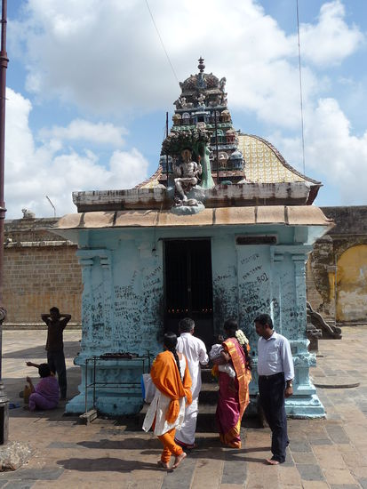 Gläubige Menschen zünden Kerzen an