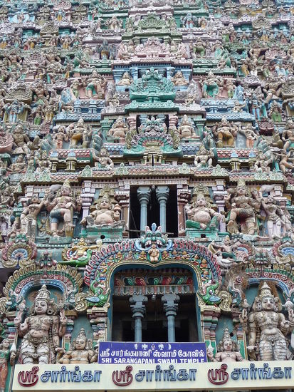 Reich verziert mit bunten Figuren der Sarangapani Swami Tempel die 108 Tanzdarstellungen aus dem Natyasastra darstellen dem klassischen Tanzlehrbuch Indiens.