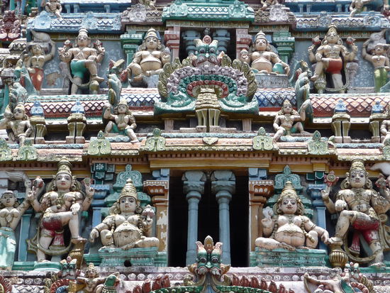 Reich verziert mit bunten Figuren der Sarangapani Swami Tempel