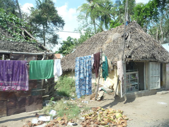 Während der Fahrt komme ich an vielen sehr einfach erbauten Strohhütten vorbei in denen die Menschen hier leben