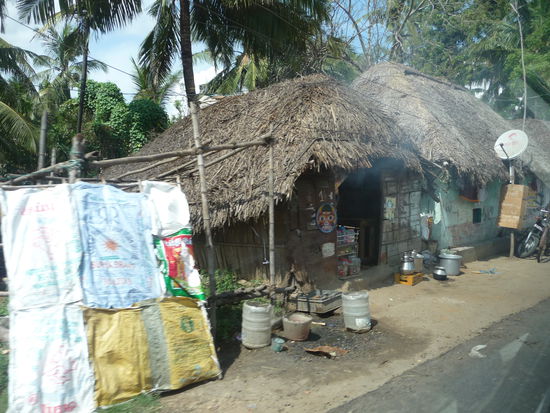 Während der Fahrt komme ich an vielen sehr einfach erbauten Strohhütten vorbei in denen die Menschen hier leben