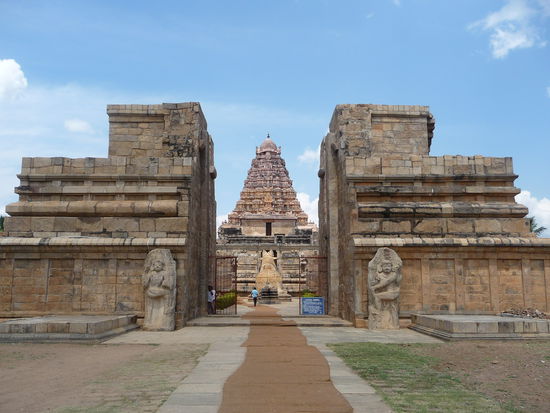 Eingang des Gangaikondacholishvara Tempel. Er erinnert mich an einige Anlagen der Pharaonen in Ägypten. Seit 2004 gehört die Anlage zum UNESCO WELTKULTURERBE.