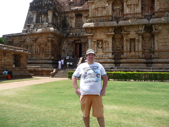 Ich vor dem großen Tempelturm