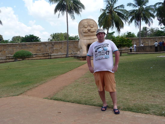 Ich nochmal vor einer Löwen Skulptur