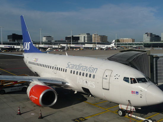 Neben der KLM nutzen auch viele andere Airlines den Flughafen Amsterdam wie hier die skandinavische SAS