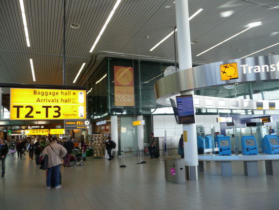 Im Terminalbereich vom Flughafen Amsterdam
