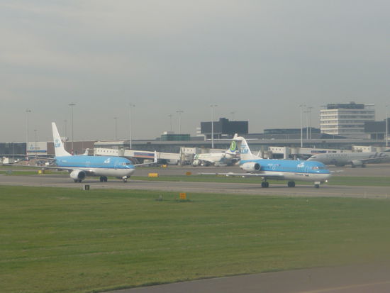Schlange stehen an der Startbahn in Amsterdam