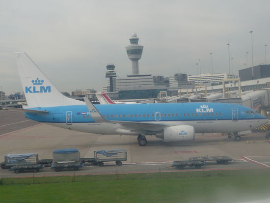 KLM Flieger mit Tower im Hintegrund