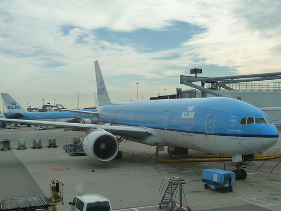 Hier steht schon mein KLM  Flieger eine zweistrahlige  Boeing 777 - 200 mit dem schönen Namen ...