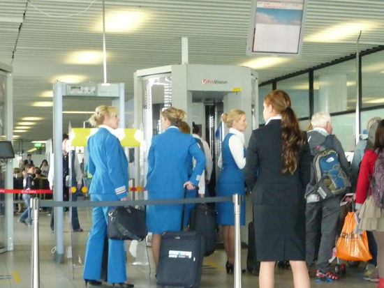 Das Bordpersonal von KLM beim einchecken für den Flug nach Lima