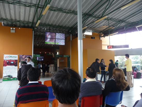 Warten im Busterminal von Oltursa in Lima