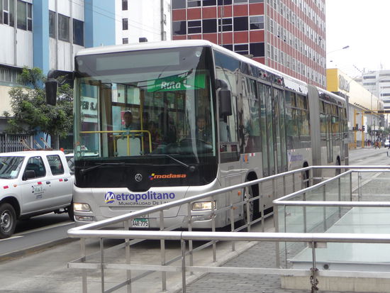 Moderner Metro Bus in Limas Altstadt