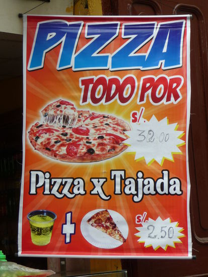 Essen und Trinken kann man natürlich auch in der Altstadt von Lima - 1 Becher Inka Kola + 1 Stück Pizza für 2,50 Sol = 0,75 Euro. 