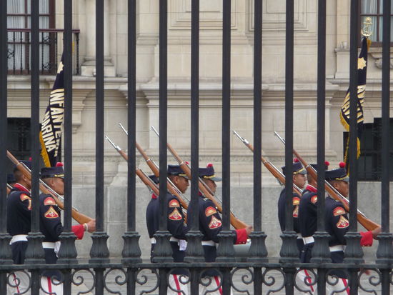 Wache vor dem Regierungspalast und Sitz des amtierenden Präsidenten