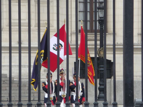 Wache vor dem Regierungspalast und Sitz des amtierenden Präsidenten