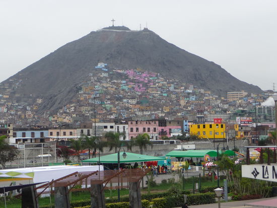 Hügel gegenüber der Altsadt von Lima