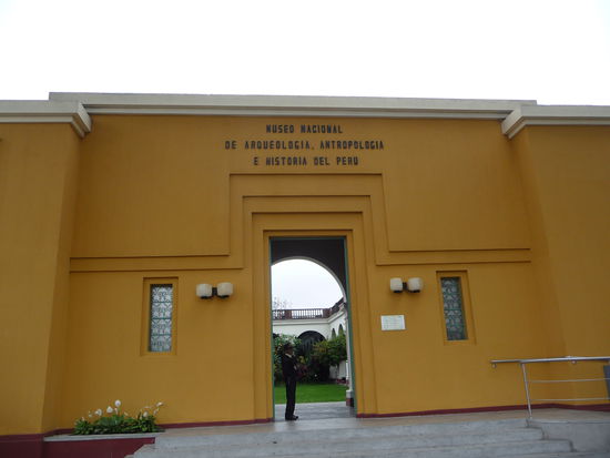 Bescheiden wirkender Eingang zum Archäologischen Museum in Lima der Schatzkammer Perus