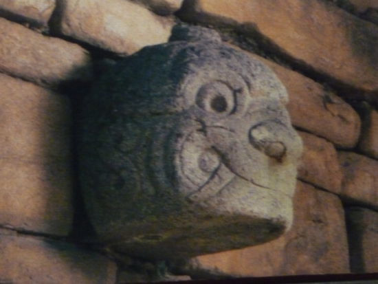 Der lächelne Gott ist einer von mehreren Skulpturen in Chavin de Huantar