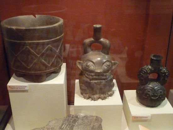 Verschiedene Töpfe und Figuren