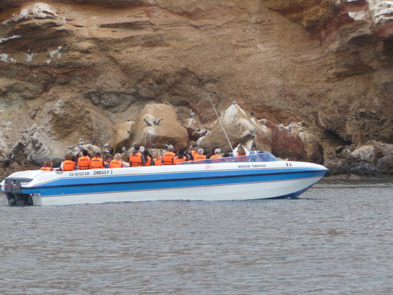 Nach 20 Minuten Fahrt erreichen wir die ersten Felsen im Meer