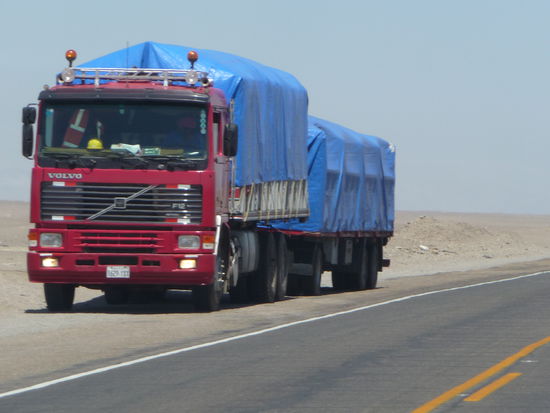 Auch ein LKW muß mal Pause machen und sei es mitten in der Wüste