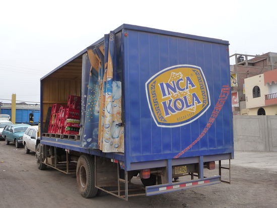 Coca Cola im LKW und Werbung für Inca Kola am LKW 