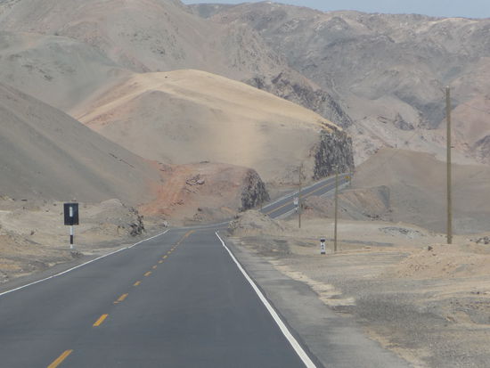 Weiter geht es durch die Wüstenlandschaft von Peru