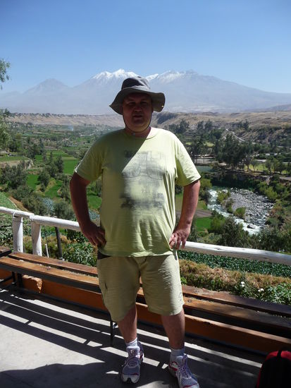 Ich in Arequipa mit Vulkan im Hintergrund