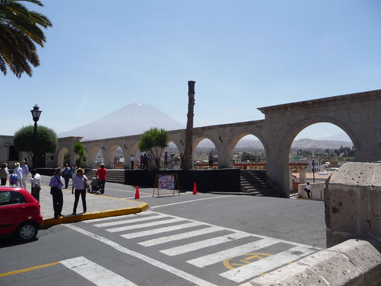 Blick vom Hauptplatz in Yanahuara auf Vulkan