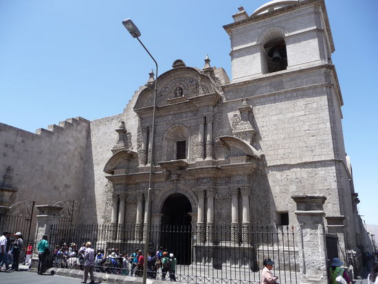 Die barocke Jesuitenkirche Iglesia La Compania ist eine der ältesten Kirchen der Stadt und Glanzstück der Arequipa Architektur. Erbaut wurde sie 1595 bis 1698.Innen sind Haupt und Nebenaltäre im Vergoldeten Barockstil ausgeführt.In der erst seit 1950 zugänglichen Sakristei heute St. Ignatius Kapelle sind wunderschöne Fresken in der Kuppel zu besichtigen.